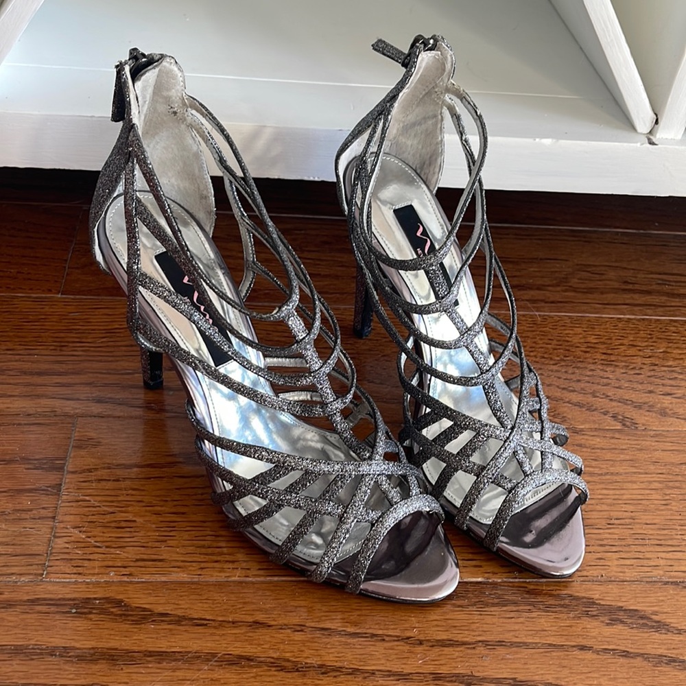 Strap sandals